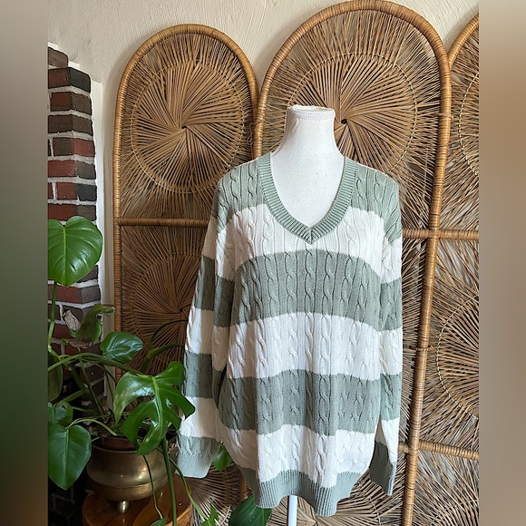 Brandy Melville Sweaters - Brandy Melville Nikki Sweater